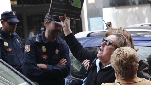 Un grupo de preferentistas se ha manifestado frente a la casa del exvicepresidente del Gobierno Rodrigo Rato, al que han increpado con gritos e insultos. EFE/Zipi