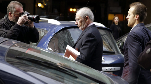 El exvicepresidente del Gobierno, Rodrigo Rato, a su salida de su domicilio en Madrid. EFE/Juan Carlos Hidalgo