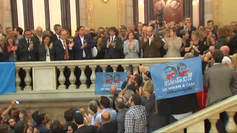 Los independentistas celebran la DUI en los pasillos del Parlament Los independentistas celebran la DUI en los pasillos del Parlament
