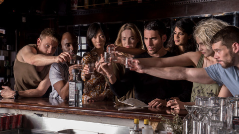 Los 'sensates' brindan en un bar en el capítulo final de 'Sense8'. Los 'sensates' brindan en un bar en el capítulo final de 'Sense8'.