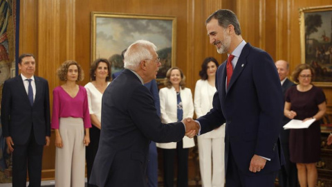 El nuevo ministro de Asuntos Exteriores del Gobierno de Pedro Sánchez, Josep Borrell, saluda al rey Felipe VI, tras prometer du cargo hoy en el Palacio de la Zarzuela. /EFE El nuevo ministro de Asuntos Exteriores del Gobierno de Pedro Sánchez, Josep Borrell, saluda al rey Felipe VI, tras prometer du cargo hoy en el Palacio de la Zarzuela. /EFE