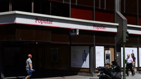 Una oficina del Banco Popular en el centro de Madrid, en una foto del 7 de junio de 2017, el día que se anunció la resolución de la entidad. AFP/Pierre-Philliope Marcou Una oficina del Banco Popular en el centro de Madrid, en una foto del 7 de junio de 2017, el día que se anunció la resolución de la entidad. AFP/Pierre-Philliope Marcou