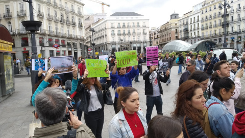 Un grupo de manifestantes boicotea la charanga de despedida de Miki antes de irse a Eurovisión. Twitter/@BDSMadrid Un grupo de manifestantes boicotea la charanga de despedida de Miki antes de irse a Eurovisión. Twitter/@BDSMadrid