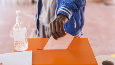 Un hombre ejerce su derecho a voto en las elecciones autonómicas del 4 de mayo de 2021 en Madrid Un hombre ejerce su derecho a voto en las elecciones autonómicas del 4 de mayo de 2021 en Madrid