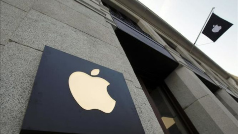 La fachada de una tienda de Apple en España. EFE La fachada de una tienda de Apple en España. EFE