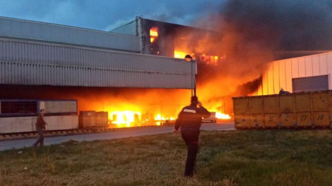 Vista del fuego desatado en una planta en Miñano (Vitoria). /TWITTER Vista del fuego desatado en una planta en Miñano (Vitoria). /TWITTER