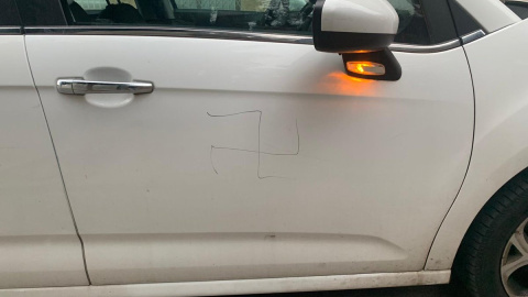 Cotxe ratllat amb esvàstiques d'un regidor no adscrit de Sant Feliu de Llobregat. @OCL_H Cotxe ratllat amb esvàstiques d'un regidor no adscrit de Sant Feliu de Llobregat. @OCL_H