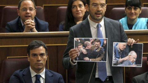 Antonio Hernando, portavoz del PSOE, enseña a Rajoy dos fotos de Rodrigo Rato ante la mirada de Pedro Sánchez. / REUTERS Antonio Hernando, portavoz del PSOE, enseña a Rajoy dos fotos de Rodrigo Rato ante la mirada de Pedro Sánchez. / REUTERS
