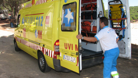 Trabajador del SUMMA 112 con una ambulancia del servicio de emergencias. D.B. Trabajador del SUMMA 112 con una ambulancia del servicio de emergencias. D.B.