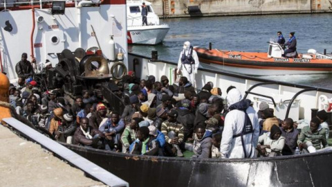 Un grupo de inmigrantes rescatado por la embarcación RBD llega al puerto de Corigliano Calabro (Italia)./ EFE Un grupo de inmigrantes rescatado por la embarcación RBD llega al puerto de Corigliano Calabro (Italia)./ EFE