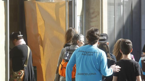 Aspecto de la entrada del colegio Joan Fuster de Barcelona ayer. /EFE Aspecto de la entrada del colegio Joan Fuster de Barcelona ayer. /EFE