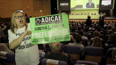 Una afectada por las preferentes protesta durante la junta de accionistas de Bankia. REUTERS/Heino Kalis Una afectada por las preferentes protesta durante la junta de accionistas de Bankia. REUTERS/Heino Kalis
