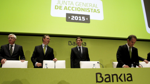 El presidente de Bankia, Jose Ignacio Goirigolzarri, con el consejero delegado, José Sevilla, y otros consejeros, antes del inicio de la junta de accionistas de la entidad. REUTERS/Heino Kalis El presidente de Bankia, Jose Ignacio Goirigolzarri, con el consejero delegado, José Sevilla, y otros consejeros, antes del inicio de la junta de accionistas de la entidad. REUTERS/Heino Kalis
