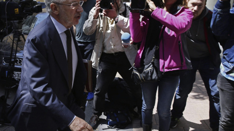 Rodrigo Rato vuelve a casa desde su despacho ante la expectación mediática. EFE/Fernando Alvarado Rodrigo Rato vuelve a casa desde su despacho ante la expectación mediática. EFE/Fernando Alvarado