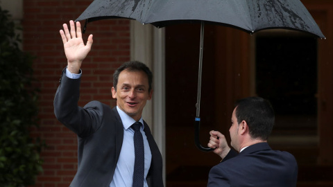 Pedro Duque, a su llegada al primer Consejo del nuevo Gobierno. REUTERS/Susana Vera Pedro Duque, a su llegada al primer Consejo del nuevo Gobierno. REUTERS/Susana Vera