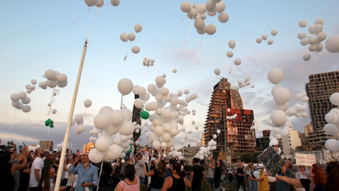 Manifestantes lanzan al aire globos con los nombres de los fallecidos en la explosión. - EFE Manifestantes lanzan al aire globos con los nombres de los fallecidos en la explosión. - EFE