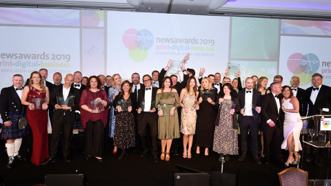 Foto de familia de los ganadores de los News Awards 2019, en los que 'Público' recibió el premio a la Innovación Digital Internacional del Año, recogido por la codirectora, Virginia Pérez Alonso (octava por la izda). Foto de familia de los ganadores de los News Awards 2019, en los que 'Público' recibió el premio a la Innovación Digital Internacional del Año, recogido por la codirectora, Virginia Pérez Alonso (octava por la izda).