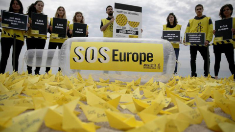Acción de AI bajo el lema "SOS Europe" en un playa de Barcelona. / EFE Acción de AI bajo el lema "SOS Europe" en un playa de Barcelona. / EFE