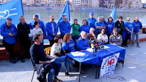 Rueda de prensa de la PDE frente al río Ebro con el característico azul del movimiento. ANC. Rueda de prensa de la PDE frente al río Ebro con el característico azul del movimiento. ANC.