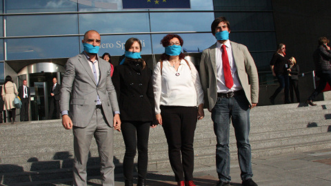 El abogado de Alfon, Albiol, la madre de Alfon, y Gómez, frente al Parlamento Europeo con la mordaza por aquello de la Ley Mordaza y la represión española. El abogado de Alfon, Albiol, la madre de Alfon, y Gómez, frente al Parlamento Europeo con la mordaza por aquello de la Ley Mordaza y la represión española.