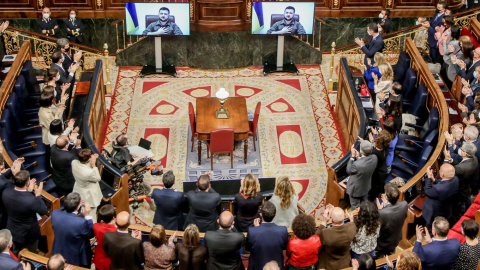 (5/04/2022) Asistentes aplauden tras la comparecencia telemática del presidente de Ucrania, Volodímir Zelenski, en el hemiciclo del Congreso de los Diputados. (5/04/2022) Asistentes aplauden tras la comparecencia telemática del presidente de Ucrania, Volodímir Zelenski, en el hemiciclo del Congreso de los Diputados.
