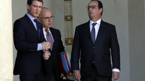 Francois Hollande, Manuel Valls y Bernard Cazeneuve conversan en el Palacio del Eliseo. /REUTERS Francois Hollande, Manuel Valls y Bernard Cazeneuve conversan en el Palacio del Eliseo. /REUTERS