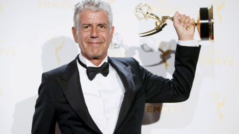 Anthony Bourdain posa con el premio especial para "Anthony Bourdain Parts Unknown" en el backstage de los Creative Arts Emmy Awards 2015 en Los Ángeles, California. REUTERS Anthony Bourdain posa con el premio especial para "Anthony Bourdain Parts Unknown" en el backstage de los Creative Arts Emmy Awards 2015 en Los Ángeles, California. REUTERS