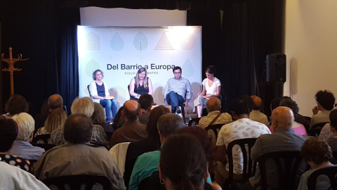 Montse Junyent (esquerra), Gerardo Pisarello i Rita Maestre (dreta), en el col·loqui d'aquest divendres a Barcelona en el marc del cicle "Del barri a Europa". / Horta i Carmel en Comú. Montse Junyent (esquerra), Gerardo Pisarello i Rita Maestre (dreta), en el col·loqui d'aquest divendres a Barcelona en el marc del cicle "Del barri a Europa". / Horta i Carmel en Comú.
