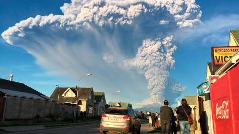 El volcán levantó una columna de ceniza de unos 20 kilómetros de altura, por lo que las autoridades declararon la alerta roja y ordenaron la evacuación en un radio de 20 kilómetros. Alex Vidal Brecas  (EFE)