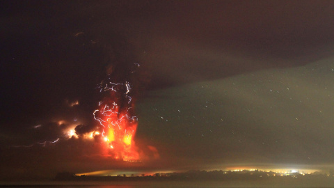 El volcán chileno Calbuco, situado a 1.000 kilómetros al sur de Santiago, ha vuelto a entrar hoy en erupción, por segunda vez en varias horas, tras la cual se mantiene la alerta roja en la región./CARLOS GUTIÉRREZ (REUTERS)