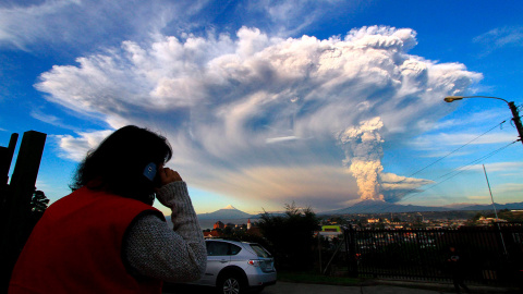 Humo y ceniza procedentes del volcán Calbuco se elevan hacia el cielo, vistos desde Puerto de Varas, al sur de Santiago, en el Sur de Chile. /CARLOS GUTIÉRREZ (REUTERS)