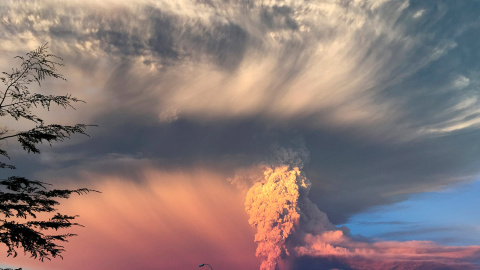 Una imagen del volcán Calbuco, desde la ciudad de Puerto Montt. /RAFAEL ARENAS