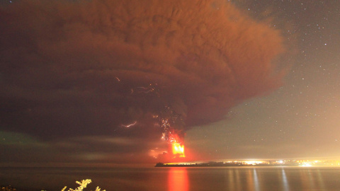 El Calbuco entró en erupción el miércoles por primera vez en más de cinco décadas. /CARLOS GUTIÉRREZ (REUTERS)