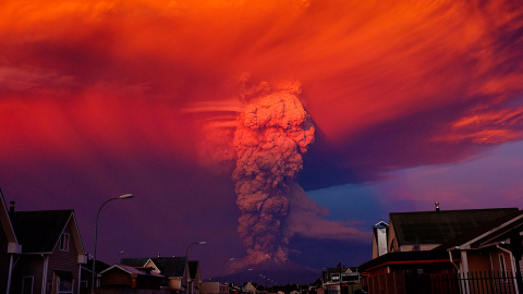 Vista general del volcán Calbuco en Puerto Montt, ubicado a 1000 kilómetros de Santiago de Chile (Chile). /Alex Vidal Brecas (EFE)