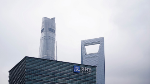 El logo de Alipay, en lo alto de su edificio de oficinas de Shanghai. REUTERS/Aly Song El logo de Alipay, en lo alto de su edificio de oficinas de Shanghai. REUTERS/Aly Song