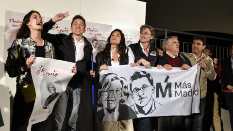 09/05/2019.- El candidato de Más Madrid a la Comunidad, Iñigo Errejón (2ºi), junto a Rita Maestre (i) Clara Serra (3ªi) y Marta Higueras (4ªi), en la pegada de carteles del inicio de campaña electoral para los comicios del 26 de mayo, este 