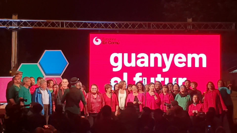 Colau se anima a cantar en el inicio de campaÃ±a