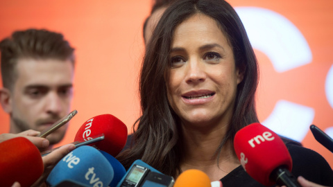 09/05/2019.- La candidata de Ciudadanos a la alcaldía de Madrid, Begoña Villací, atiende a los medios de comunicación a su llegada a la sede de la formación naranja en Madrid. EFE/Luca Piergiovanni.