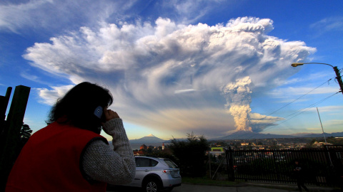 Imagen de la erupción del Volcán Calbuco vista desde la ciudad de Puerto Varas, al sur de Santiago de Chile. /REUTERS