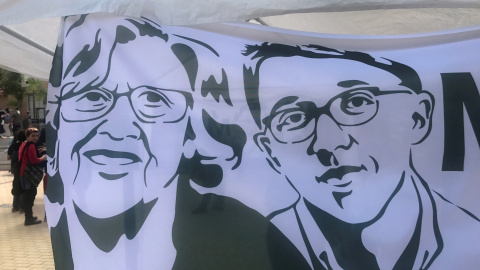 09/05/2019.- Detalle de las banderas con la efigie de la candidata a la alcaldía de Más Madrid Manuela Carmena, y del candidato a la Comunidad Iñigo Errejón, preparadas para su distribución durante el mitin de Más Madrid. EFE/Victor Lerena