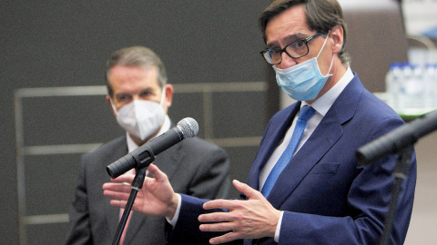 El ministro de Sanidad, Salvador Illa (d), acompañado del alcalde de Vigo y presidente de la Federación Española de Municipios y Provincias Abel Caballero, visitó hoy jueves el servicio de microbiología del hospital Álvaro Cunqueiro de Vigo