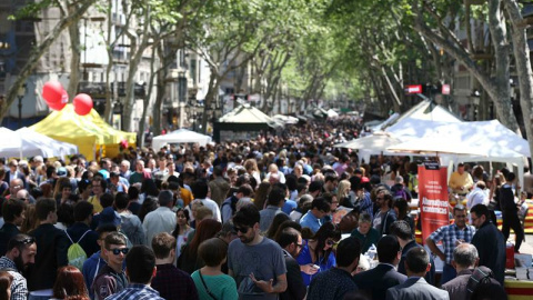 Miles de personas han ocupado hoy las calles y plazas de Cataluña para celebrar Sant Jordi. EFE/Toni Albir