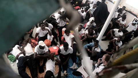Los migrantes se sientan en la cubierta del 'MV Aquarius', el barco de búsqueda y rescate de Médicos sin Fronteras y SOS Mediterranee en el Mediterráneo. REUTERS Los migrantes se sientan en la cubierta del 'MV Aquarius', el barco de búsqueda y rescate de Médicos sin Fronteras y SOS Mediterranee en el Mediterráneo. REUTERS