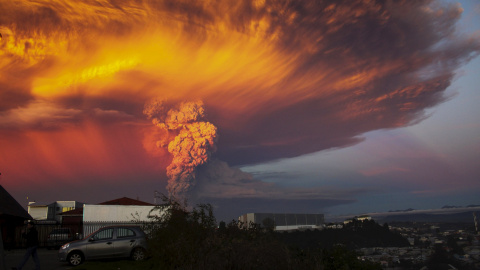Vista de la erupción del volcán Calbuco desde la localidad de Puerto Montt. /REUTERS Vista de la erupción del volcán Calbuco desde la localidad de Puerto Montt. /REUTERS