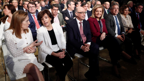 La presidenta del Congreso, Ana Pastor, conversa son exvicepresidenta del Gobierno Soraya Sáenz de Santamaría, y junto a ella, los exministros Cristóbal Montoro, Fátima Báñez, Juan Ignacio Zoido, Dolors Montserrat y Álvaro Nadas, al inicio 