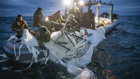Fotografía cedida por la Armada de Estados Unidos donde aparecen unos marineros mientras recuperan el globo de vigilancia chino del mar. Fotografía cedida por la Armada de Estados Unidos donde aparecen unos marineros mientras recuperan el globo de vigilancia chino del mar.