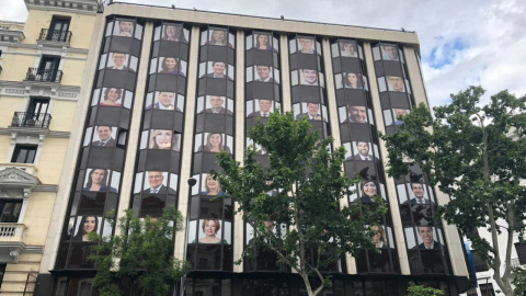 Fachada de la sede del PP con fotos de sus candidatos