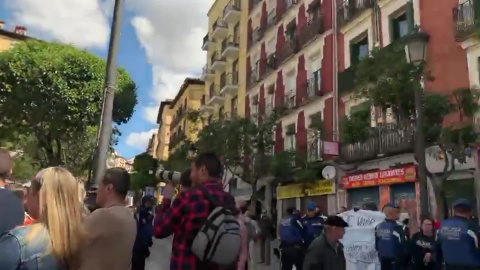 Un grupo de personas irrumpe en un acto de Cs sobre okupaciÃ³n