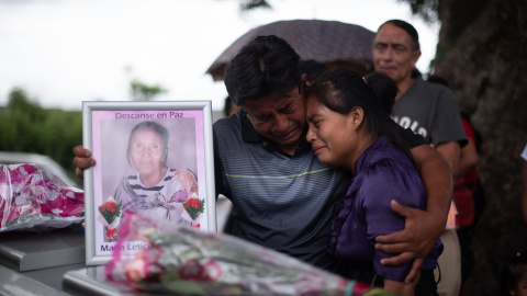 Familiares lloran durante el funeral de una víctima de la violenta erupción del volcán de Fuego./EFE Familiares lloran durante el funeral de una víctima de la violenta erupción del volcán de Fuego./EFE