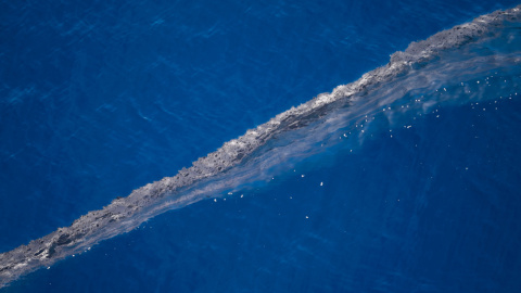 Mancha de fuel frente la playa de Veneguera. PEDRO ARMESTRE (GREENPEACE)